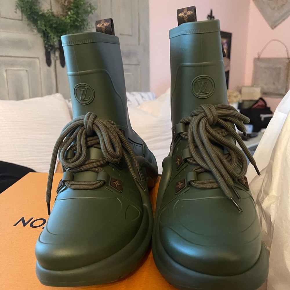 Louis Vuitton Olive Lace-Up Boots 
#1 rain/snow boot on vogue
Brand new - Picture 3 of 6
